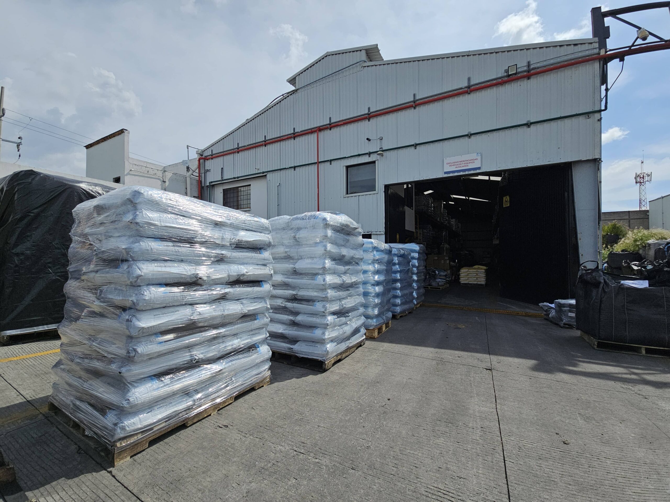 foto nave con tarimas y sacos de carbón activado