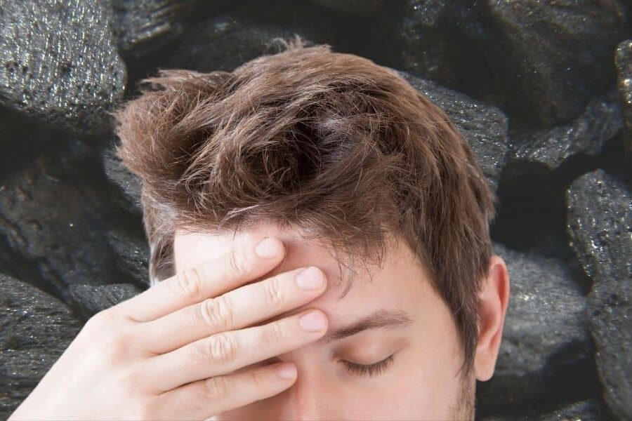 hombres con dolor de cabeza por la cruda que quiere curarla con carbón activado