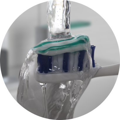 Cepillo de dientes bajo el agua.