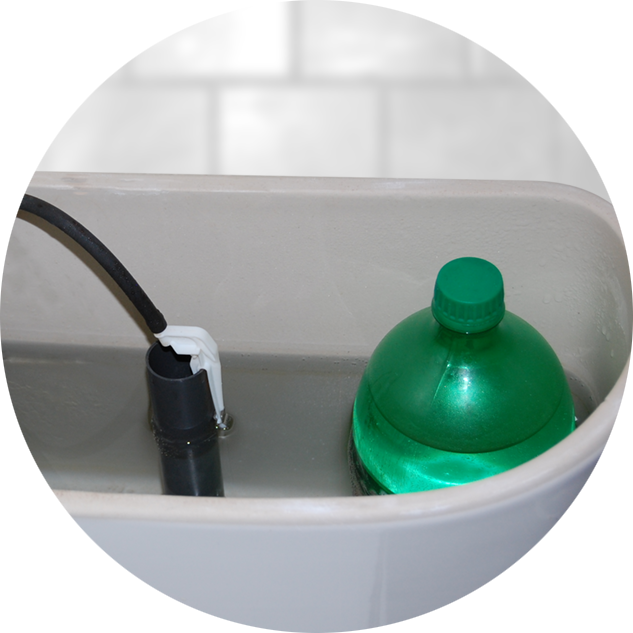 Tanque de baño con ahorrador de agua.