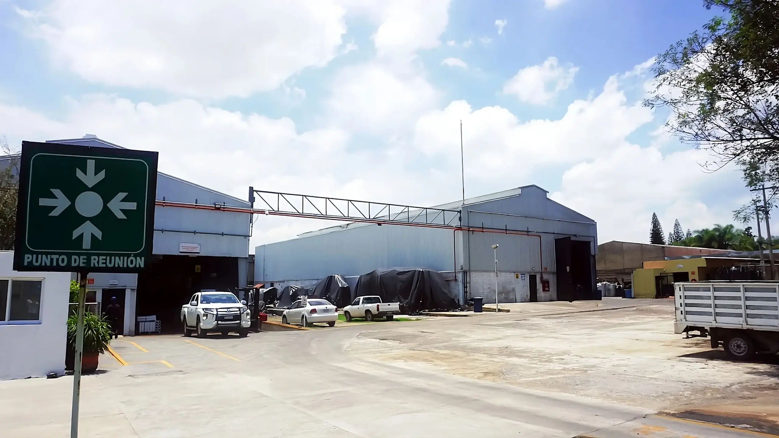 foto patio y naves industriales de Carbotecnia